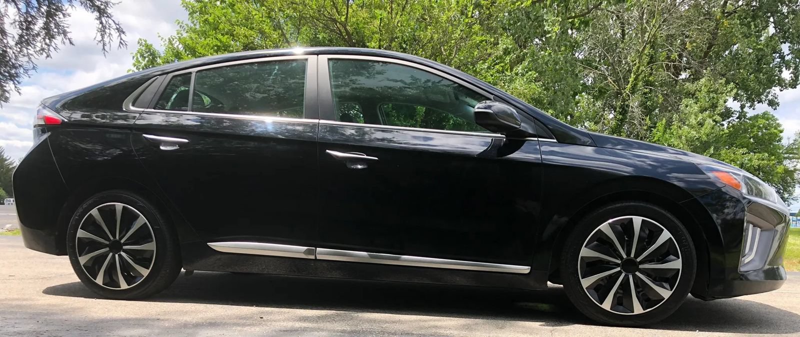 Used 2022 Hyundai Ioniq Limited FWD image 4