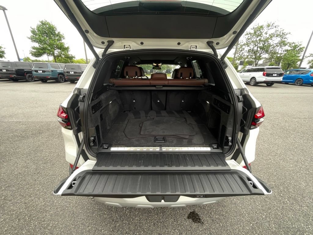 Used 2025 BMW X5 xDrive50e AWD/4WD image 16