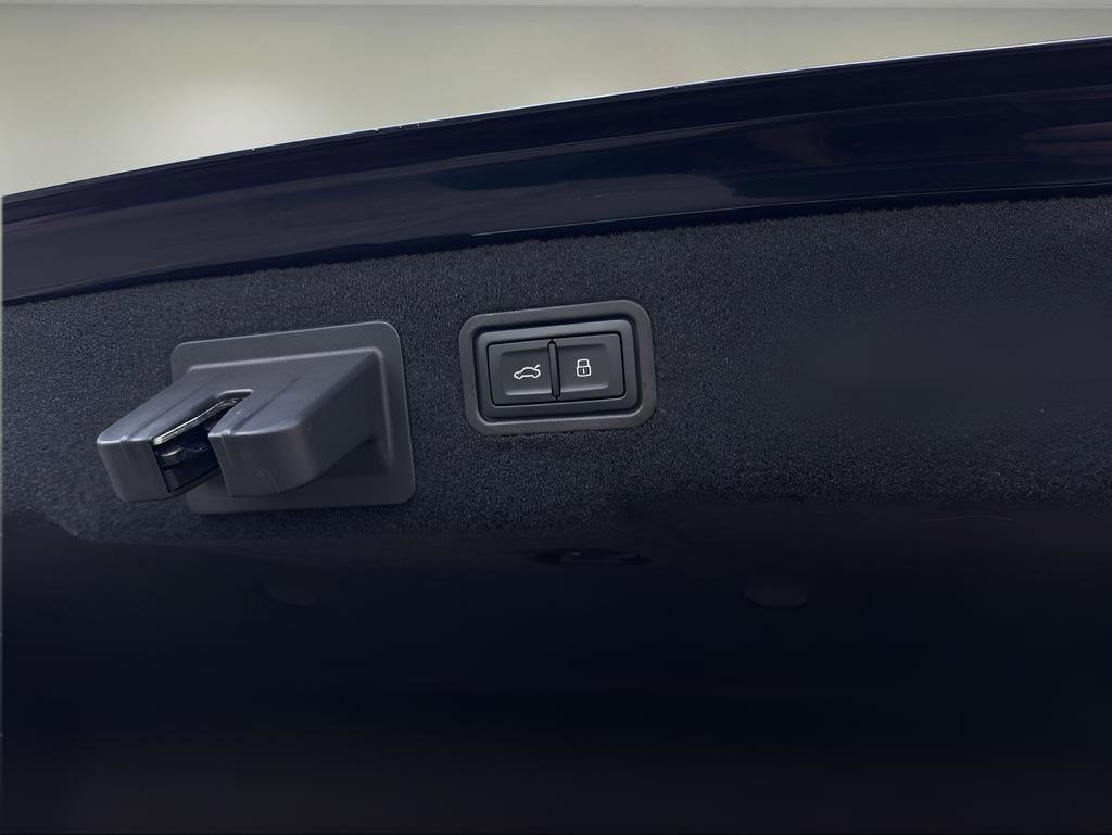 Used 2023 Audi A8 L 3.0T image 13