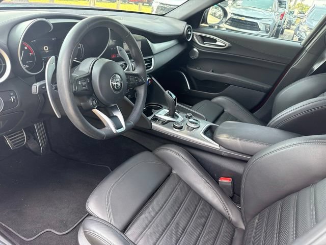Used 2022 Alfa Romeo Giulia Veloce AWD/4WD image 9