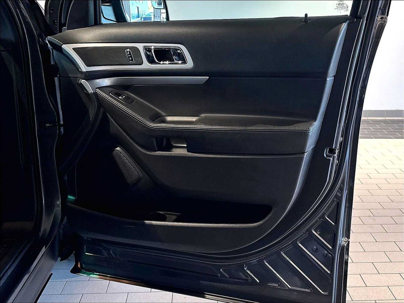 Used 2015 Ford Explorer XLT w/ Equipment Group 202A AWD/4WD image 27