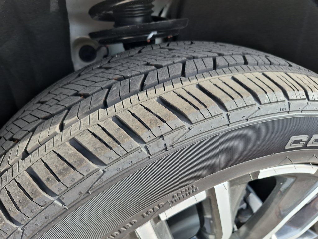 New 2027 GMC Acadia Denali Ultimate w/ LPO, Floor Liner Package AWD/4WD image 14