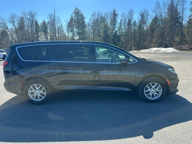 Used 2024 Chrysler Pacifica Touring-L FWD image 6