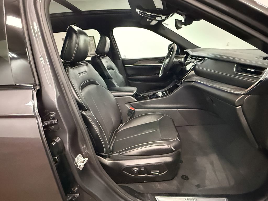 Used 2024 Jeep Grand Cherokee L Overland w/ Trailer Tow Package image 13