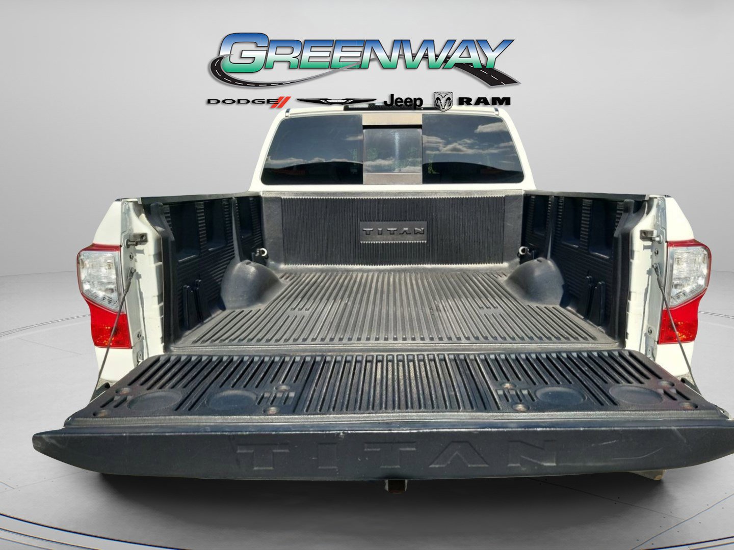 Used 2017 Nissan Titan SV RWD image 7
