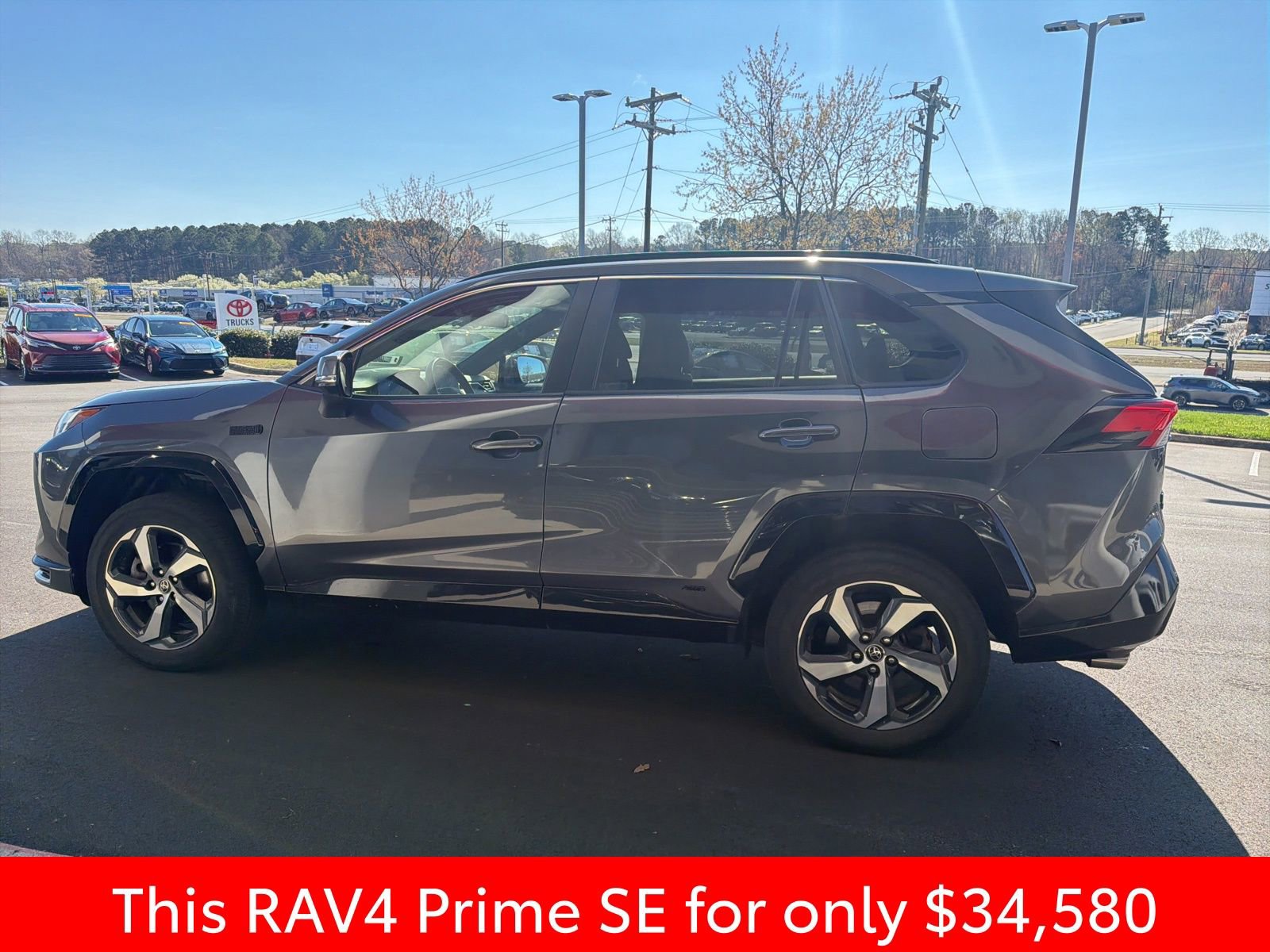 Used 2023 Toyota RAV4 SE w/ Weather & Moonroof Package image 21