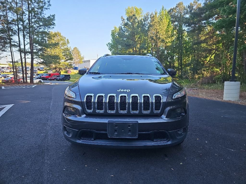 Used 2017 Jeep Cherokee Latitude w/ Comfort/Convenience Group AWD/4WD image 2