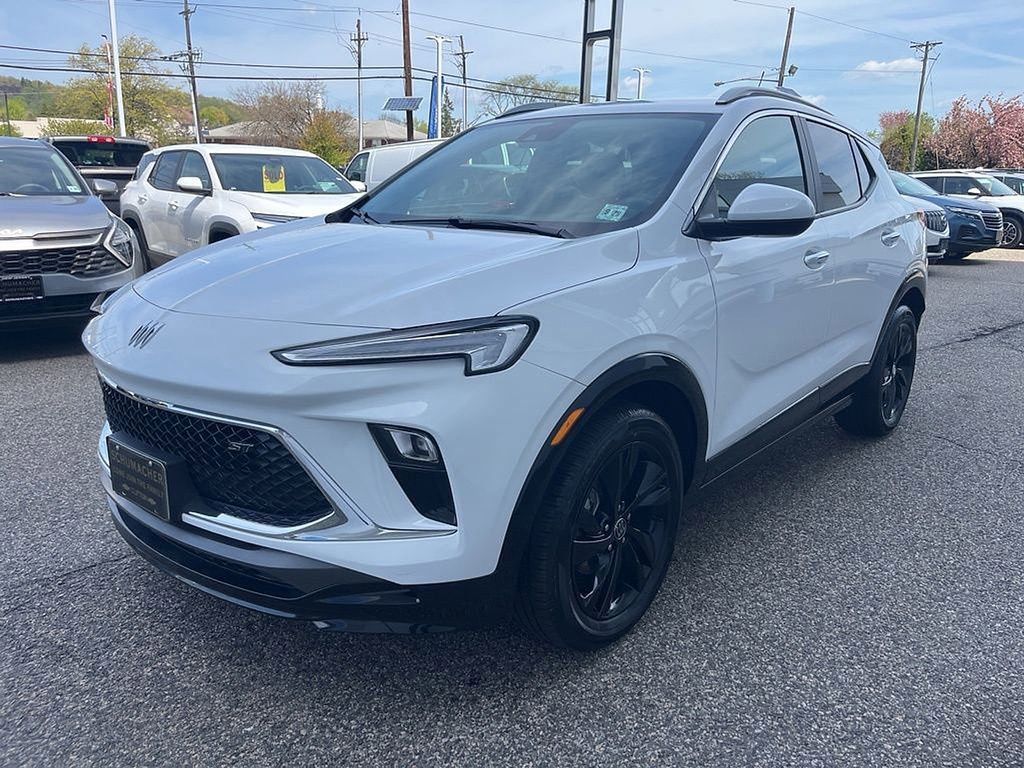 Used 2024 Buick Encore GX Sport Touring FWD image 3