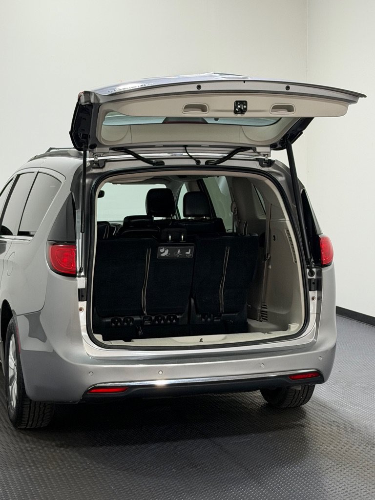 Used 2017 Chrysler Pacifica Touring-L FWD image 13