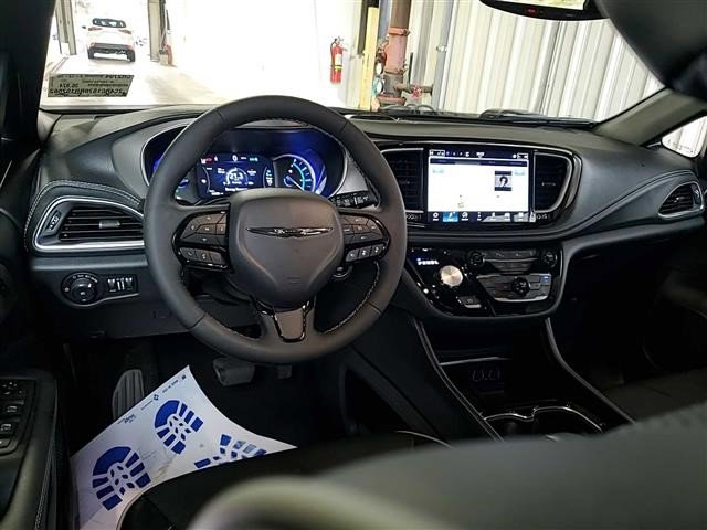 Used 2024 Chrysler Pacifica Premium image 9