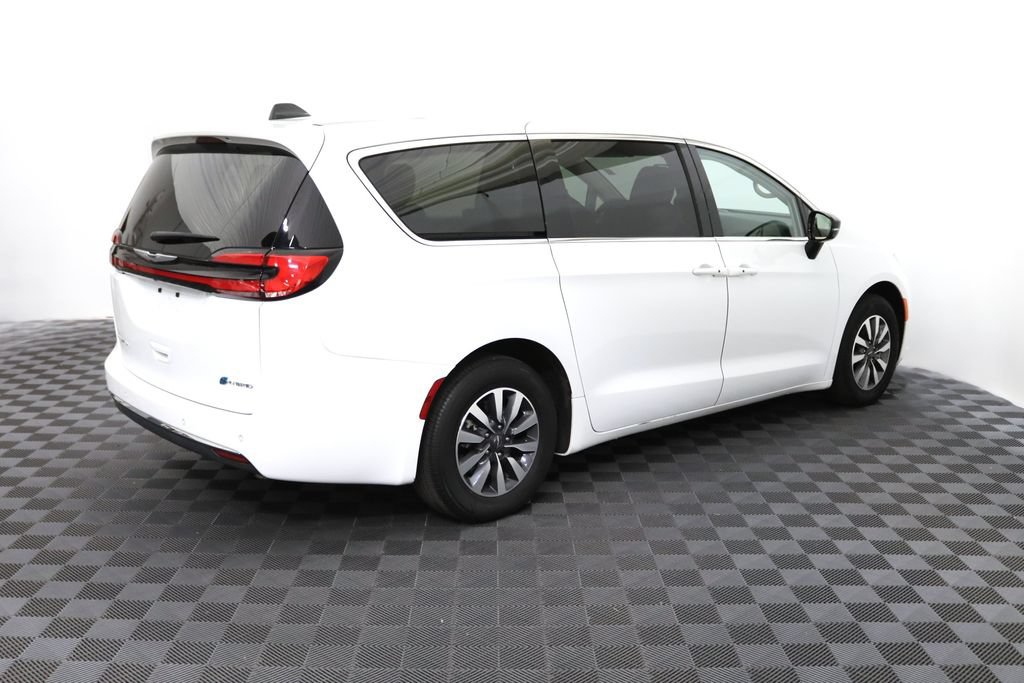 Used 2024 Chrysler Pacifica Limited FWD image 7