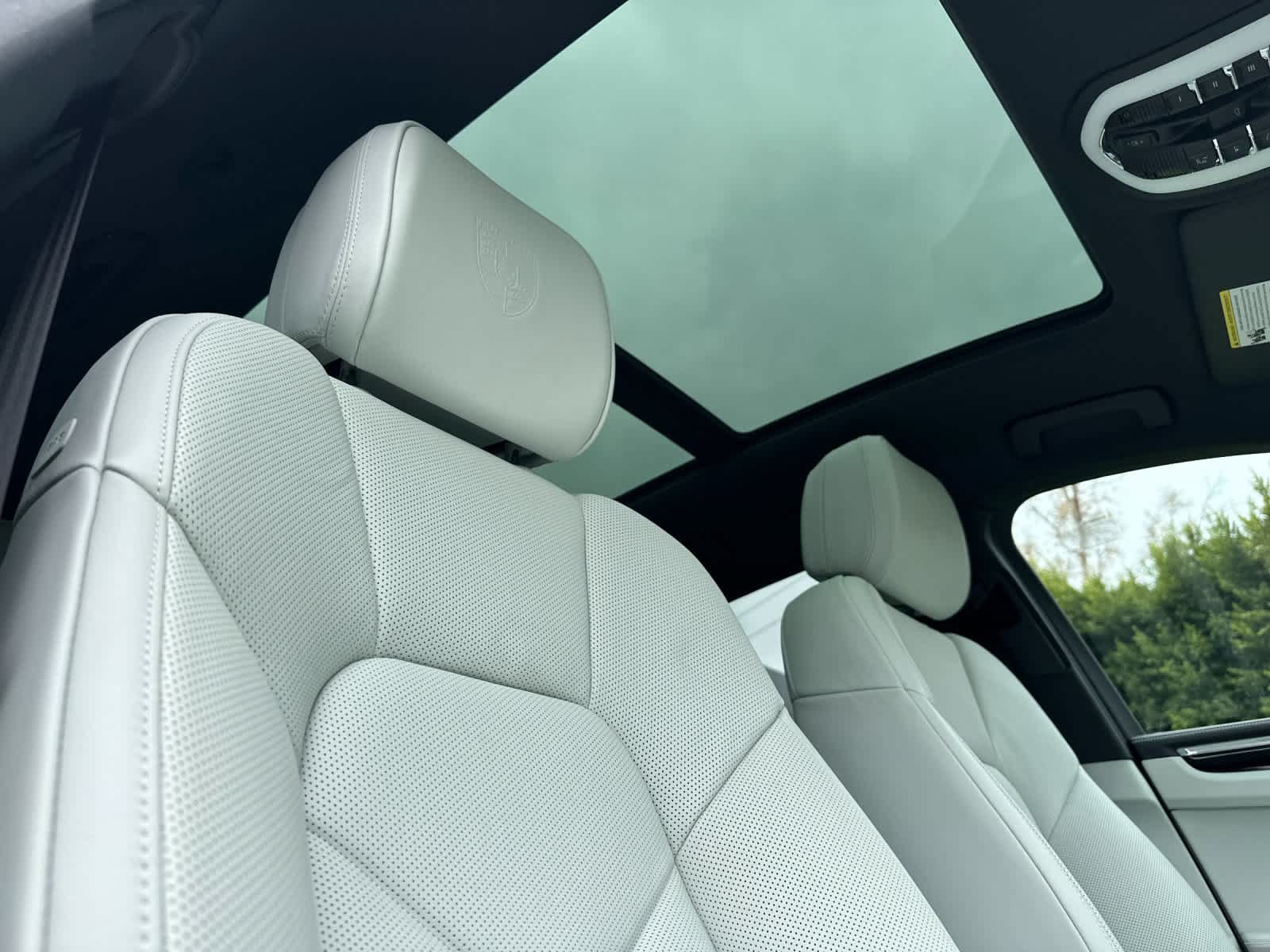 Certified 2025 Porsche Macan AWD/4WD image 18
