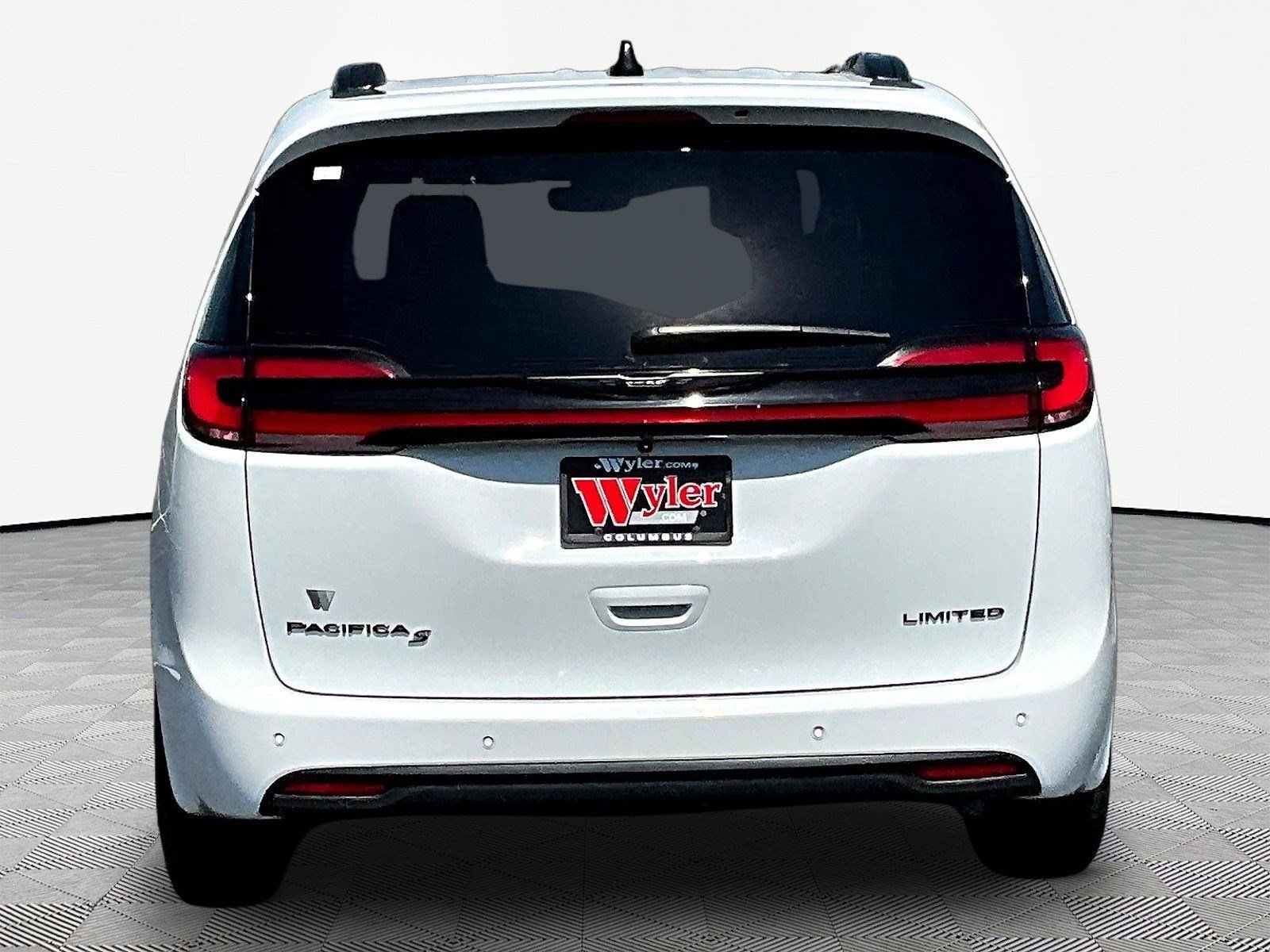 Used 2026 Chrysler Pacifica Limited w/ S Appearance Package FWD image 5