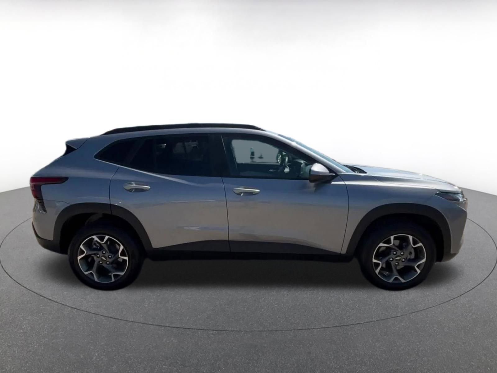 Used 2025 Chevrolet Trax LT FWD image 16