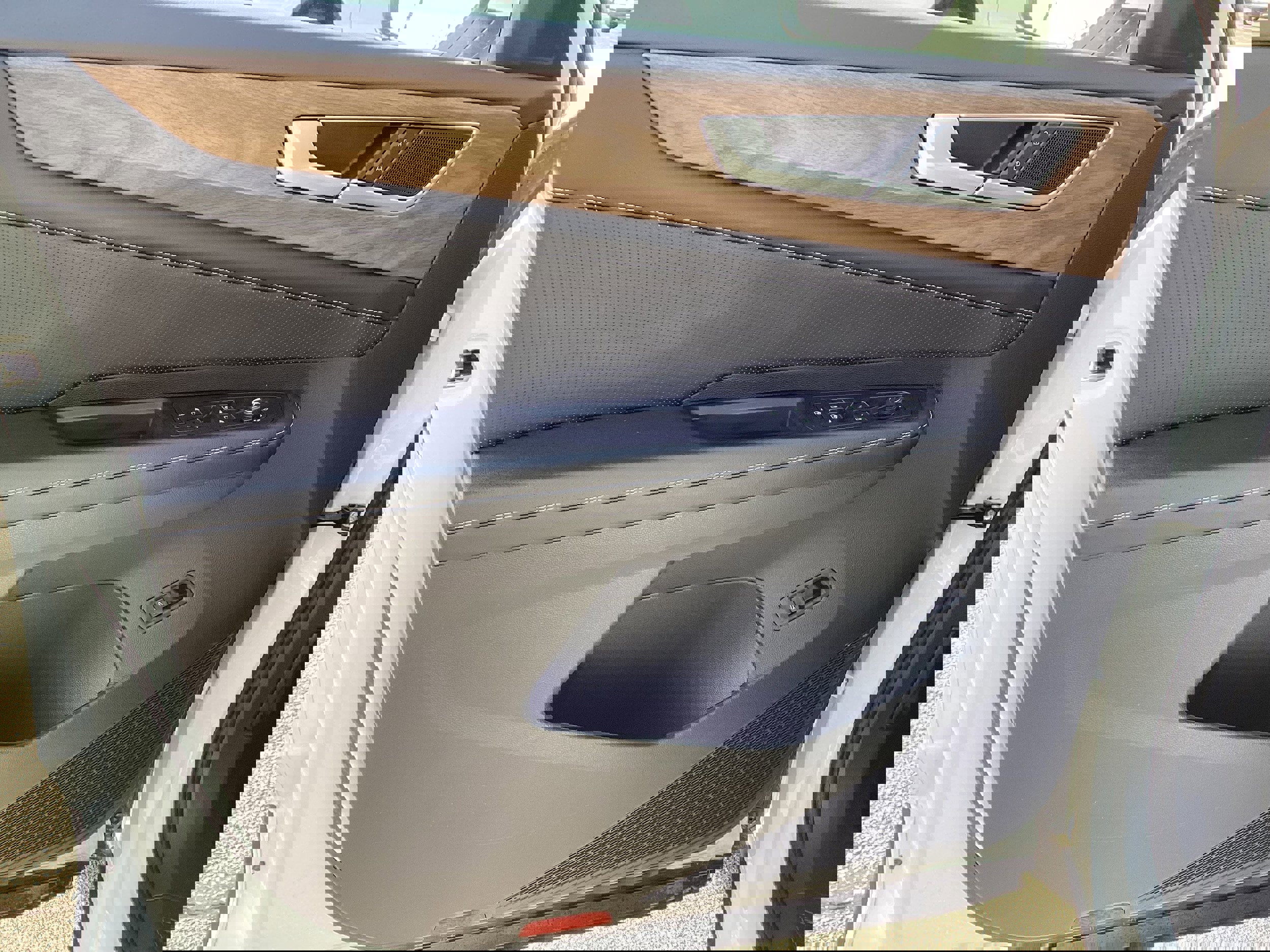 Used 2024 Volkswagen Atlas SE image 17