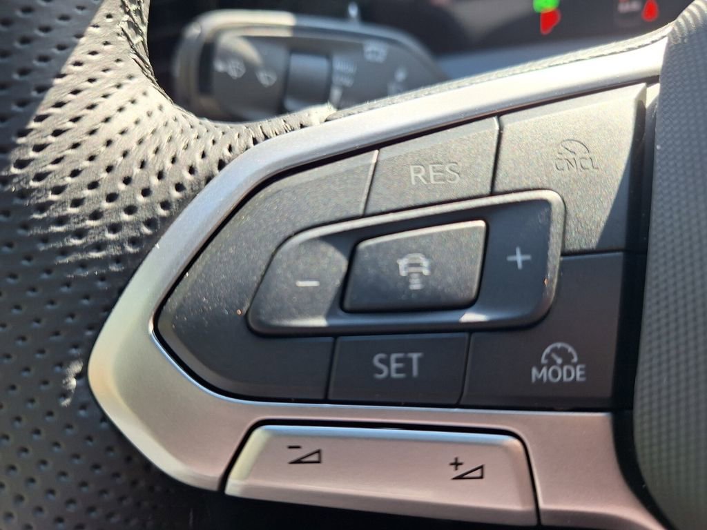 New 2026 Volkswagen Tiguan SE R-Line image 13