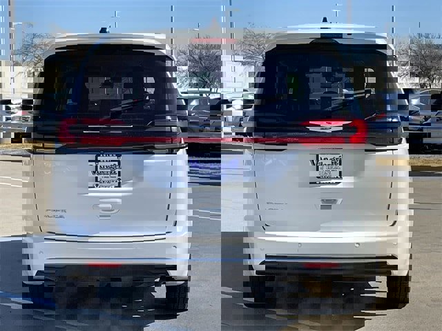 Used 2024 Chrysler Pacifica Touring-L image 5