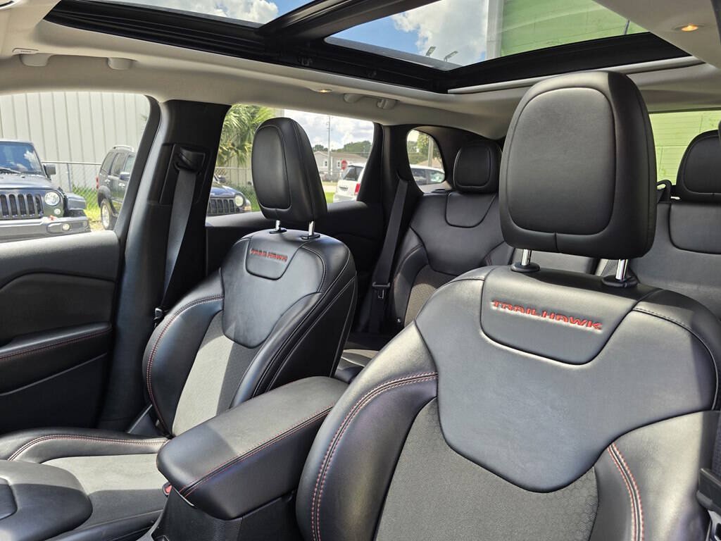 Used 2019 Jeep Cherokee Trailhawk w/ Comfort/Convenience Group AWD/4WD image 21