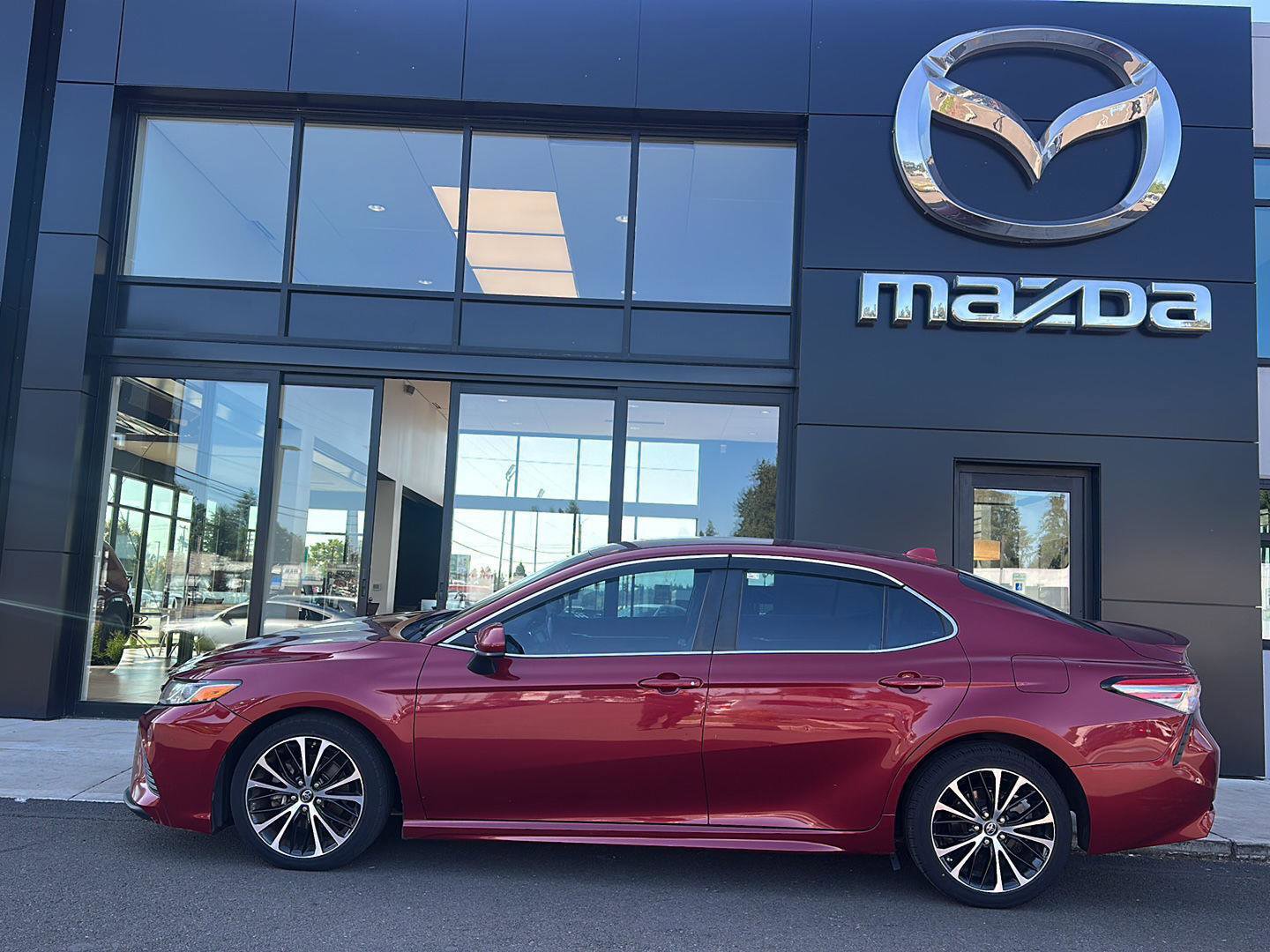 Used 2018 Toyota Camry SE FWD video 1