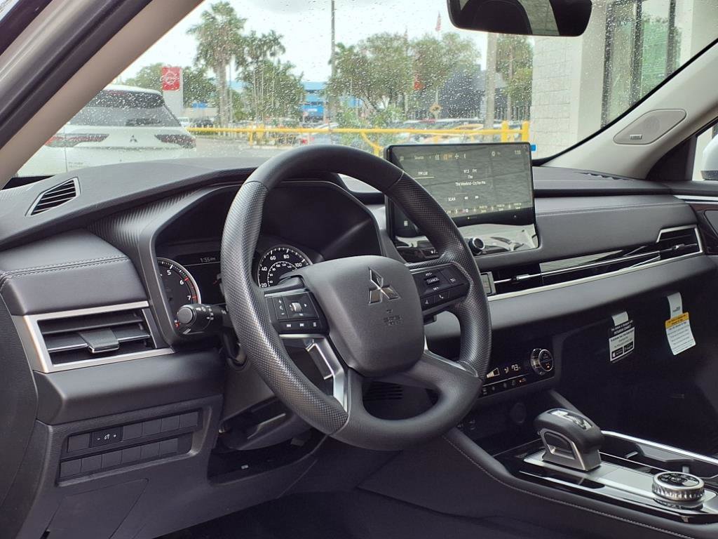 New 2025 Mitsubishi Outlander ES image 9