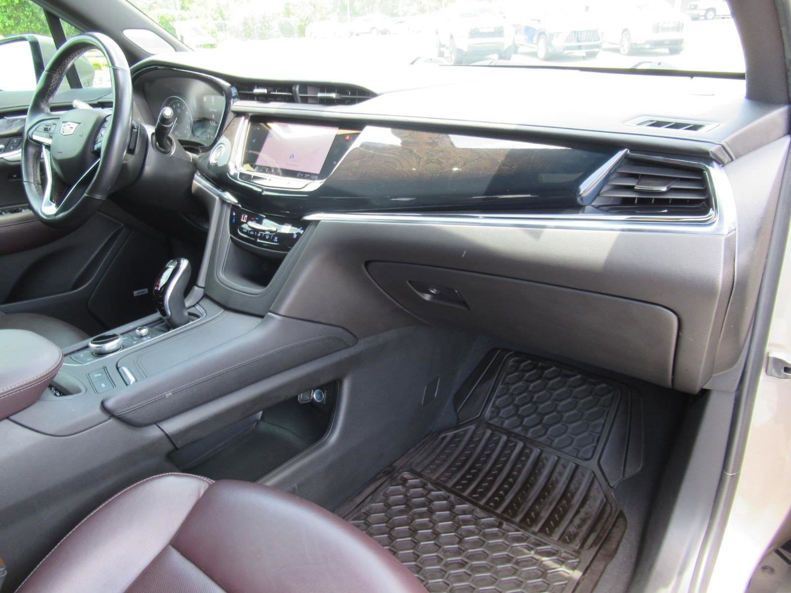 Used 2022 Cadillac XT6 Premium Luxury w/ Technology Package FWD image 11
