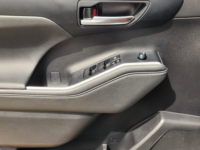 Used 2024 Toyota Highlander XLE AWD/4WD image 16