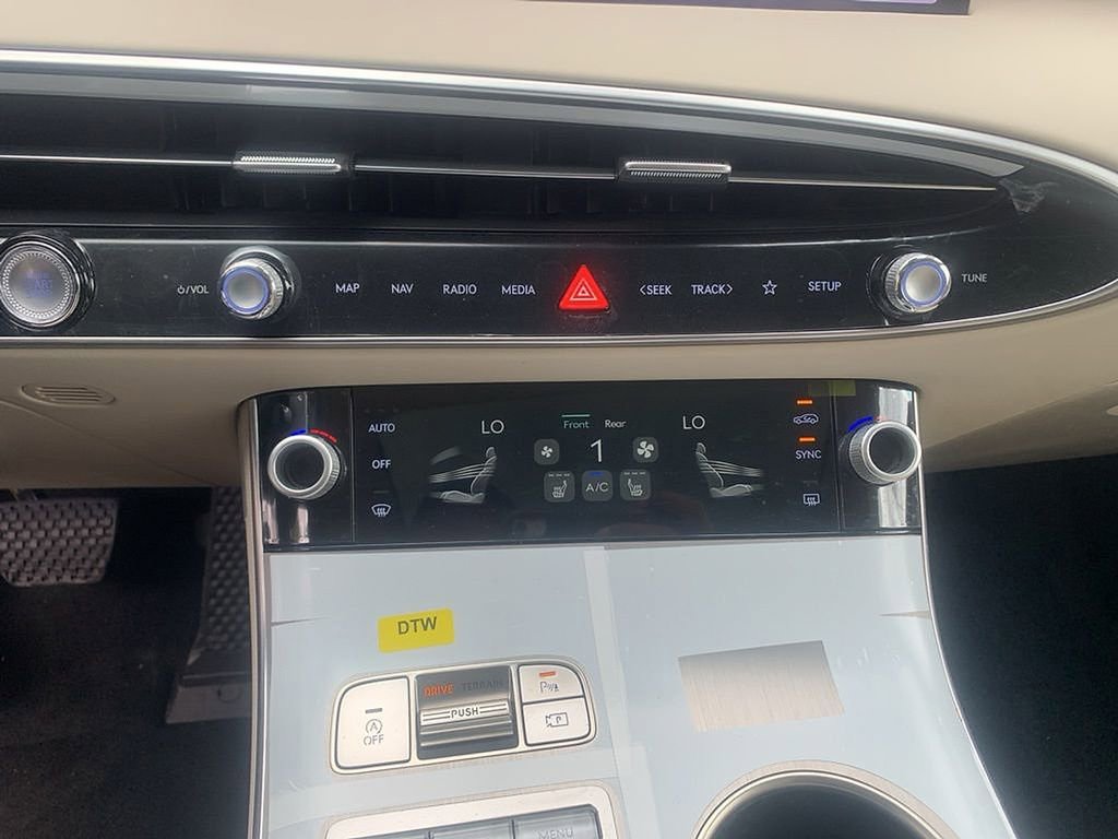 Used 2026 Genesis GV70 2.5T Select image 12