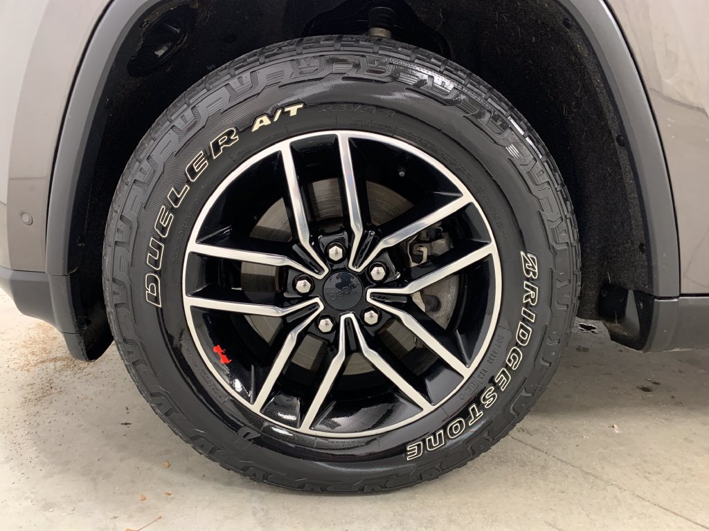 Used 2019 Jeep Grand Cherokee Trailhawk w/ Trailhawk Luxury Group AWD/4WD image 2