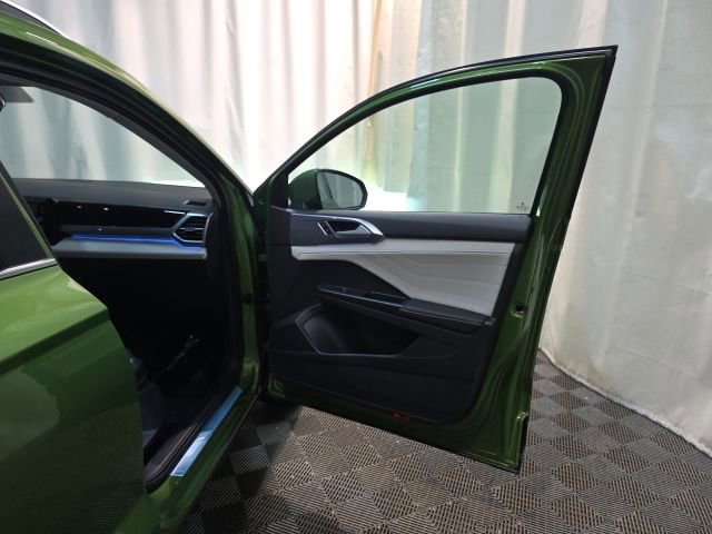 Certified 2025 Volkswagen Taos SEL w/ Black Wheel Plus Package image 33