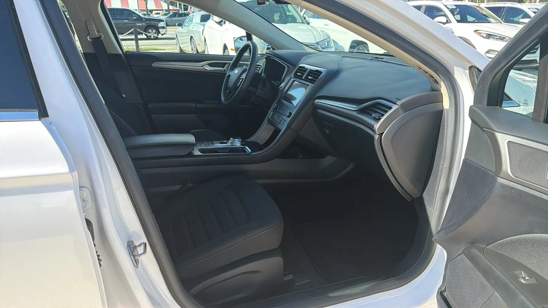 Used 2020 Ford Fusion SE FWD image 21