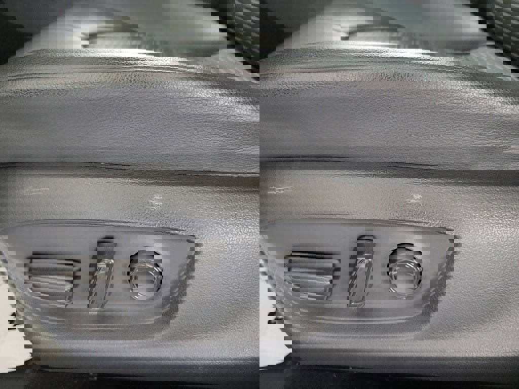 Used 2018 Toyota Camry SE w/ Moonroof Package image 16