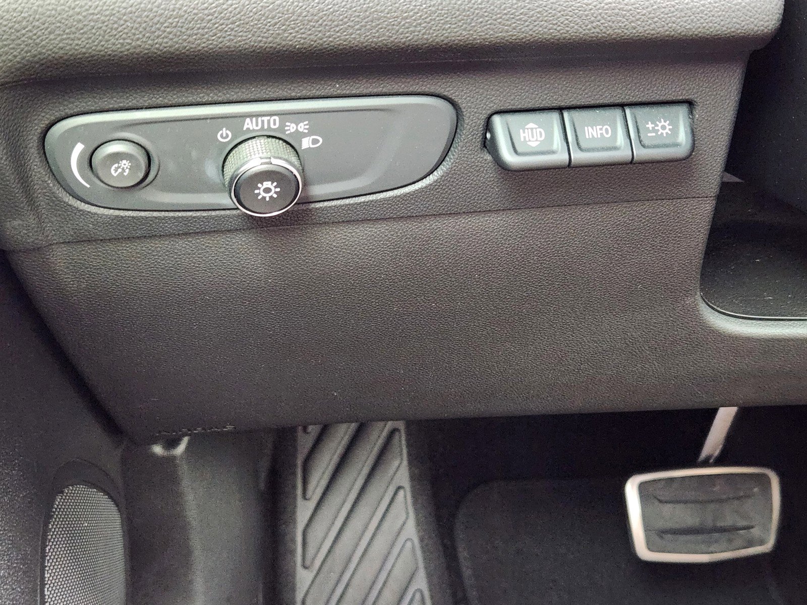 Used 2022 Buick Envision Essence w/ Technology Package I FWD image 19