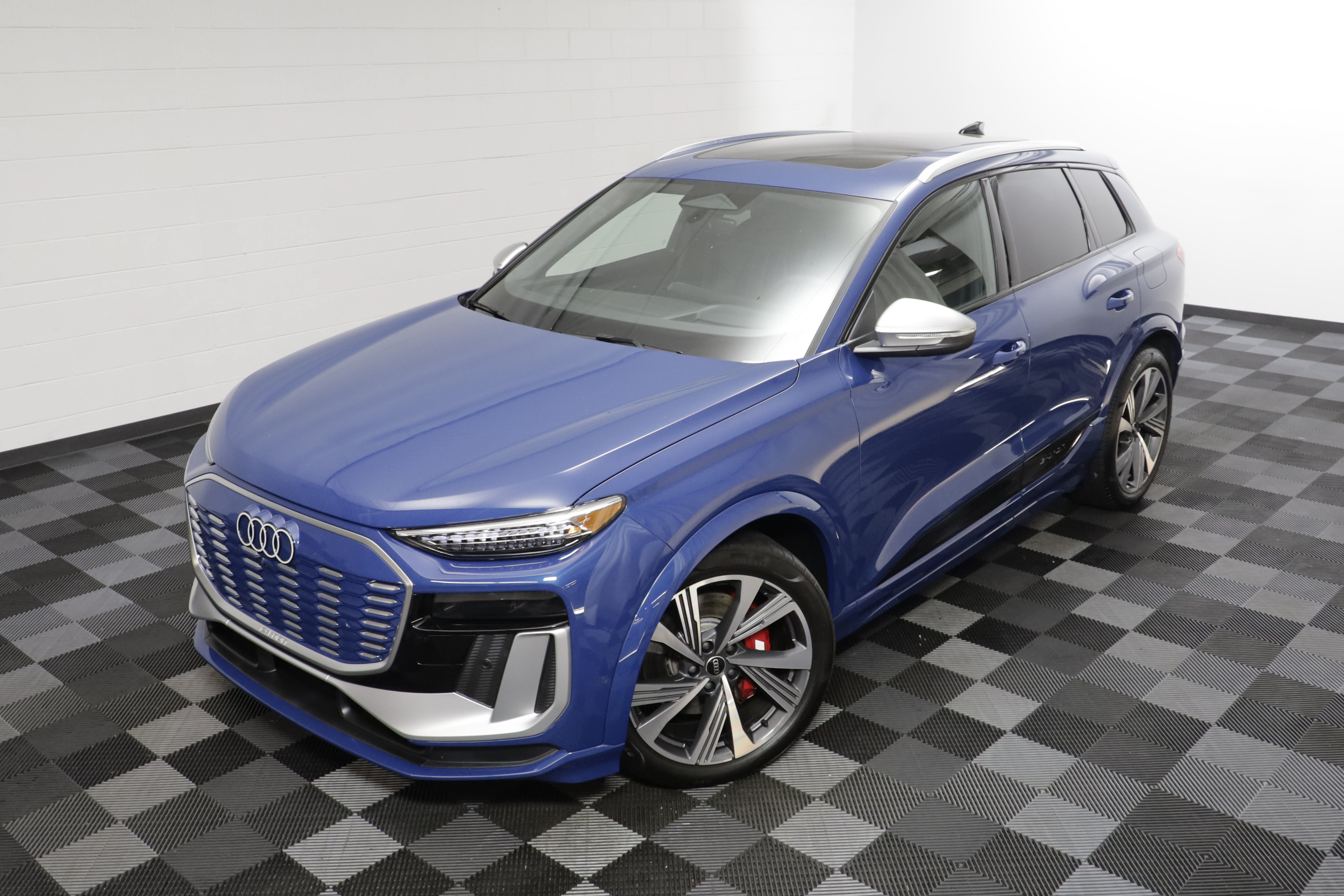 Used 2025 Audi SQ6 e-tron Prestige w/ 21" Wheel Package AWD/4WD image 2