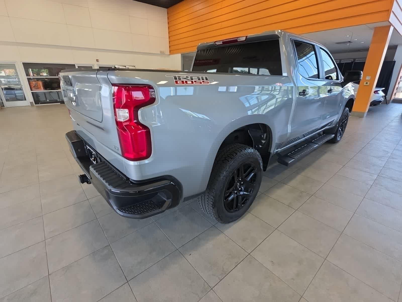 Used 2025 Chevrolet Silverado 1500 LT Trail Boss w/ LPO, Dark Essentials Package AWD/4WD image 8