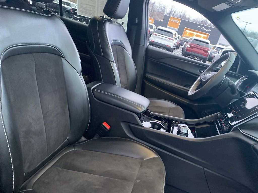 Used 2023 Jeep Grand Cherokee L Laredo image 9