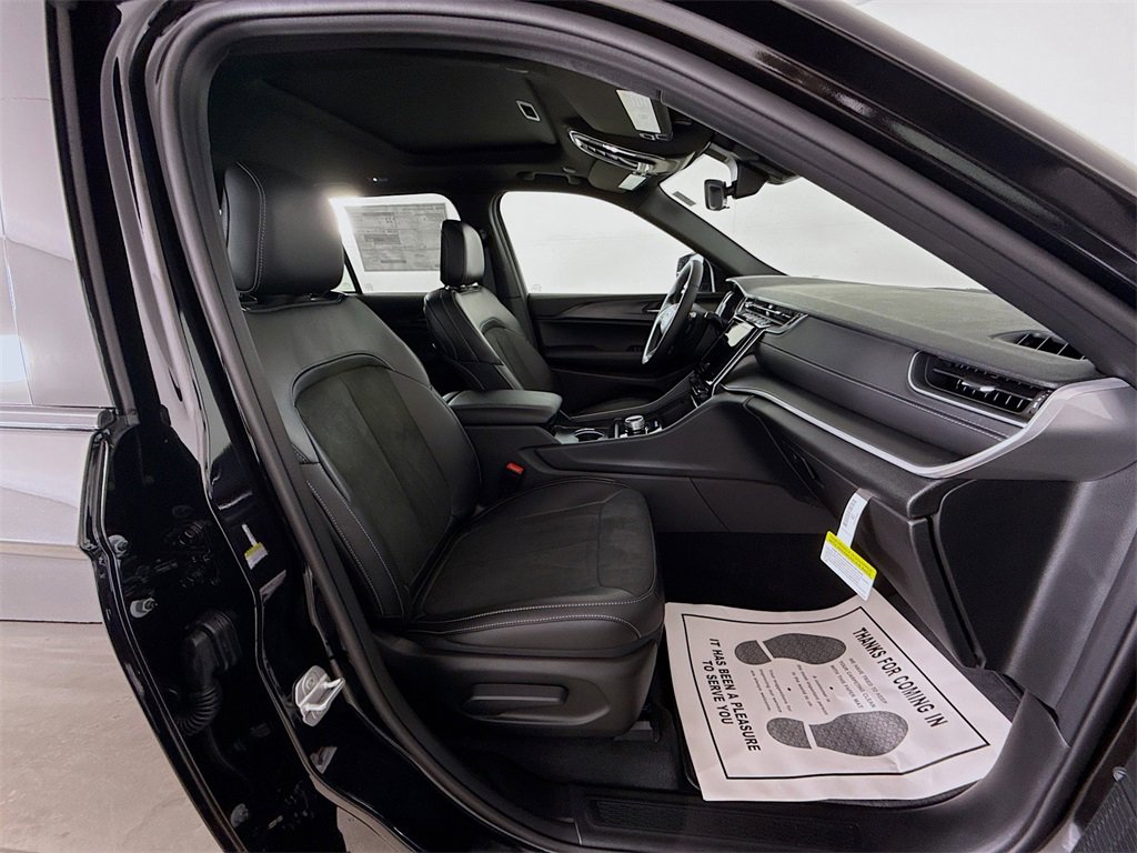 New 2025 Jeep Grand Cherokee Altitude image 30