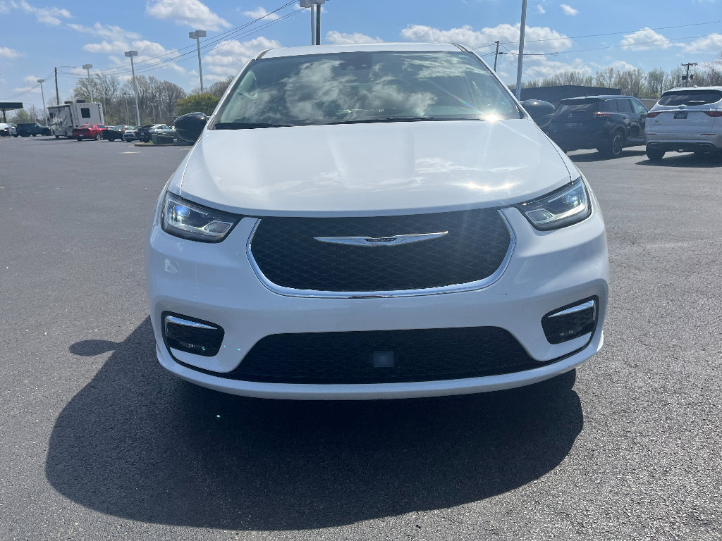 Used 2024 Chrysler Pacifica Touring-L image 2