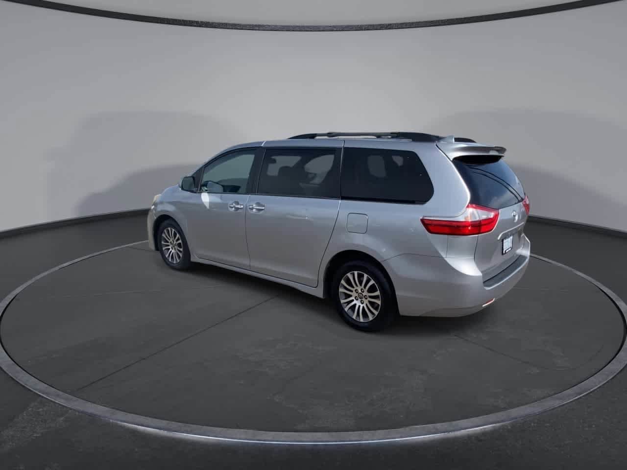 Certified 2018 Toyota Sienna XLE FWD image 6