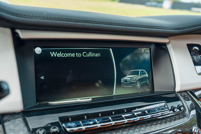 Used 2023 Rolls-Royce Cullinan Black Badge w/ Leather Finishing Pack image 35