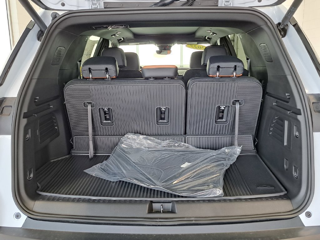 New 2027 Chevrolet Traverse Z71 w/ Enhanced Driving Package AWD/4WD image 14
