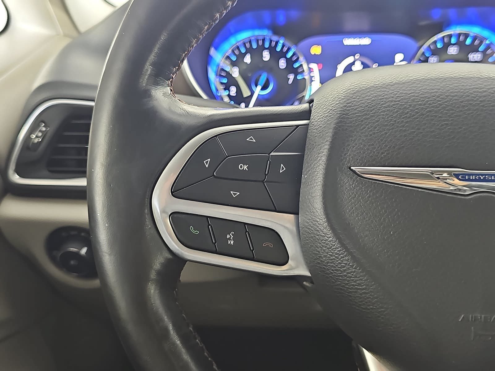 Used 2019 Chrysler Pacifica Touring-L Plus FWD image 17