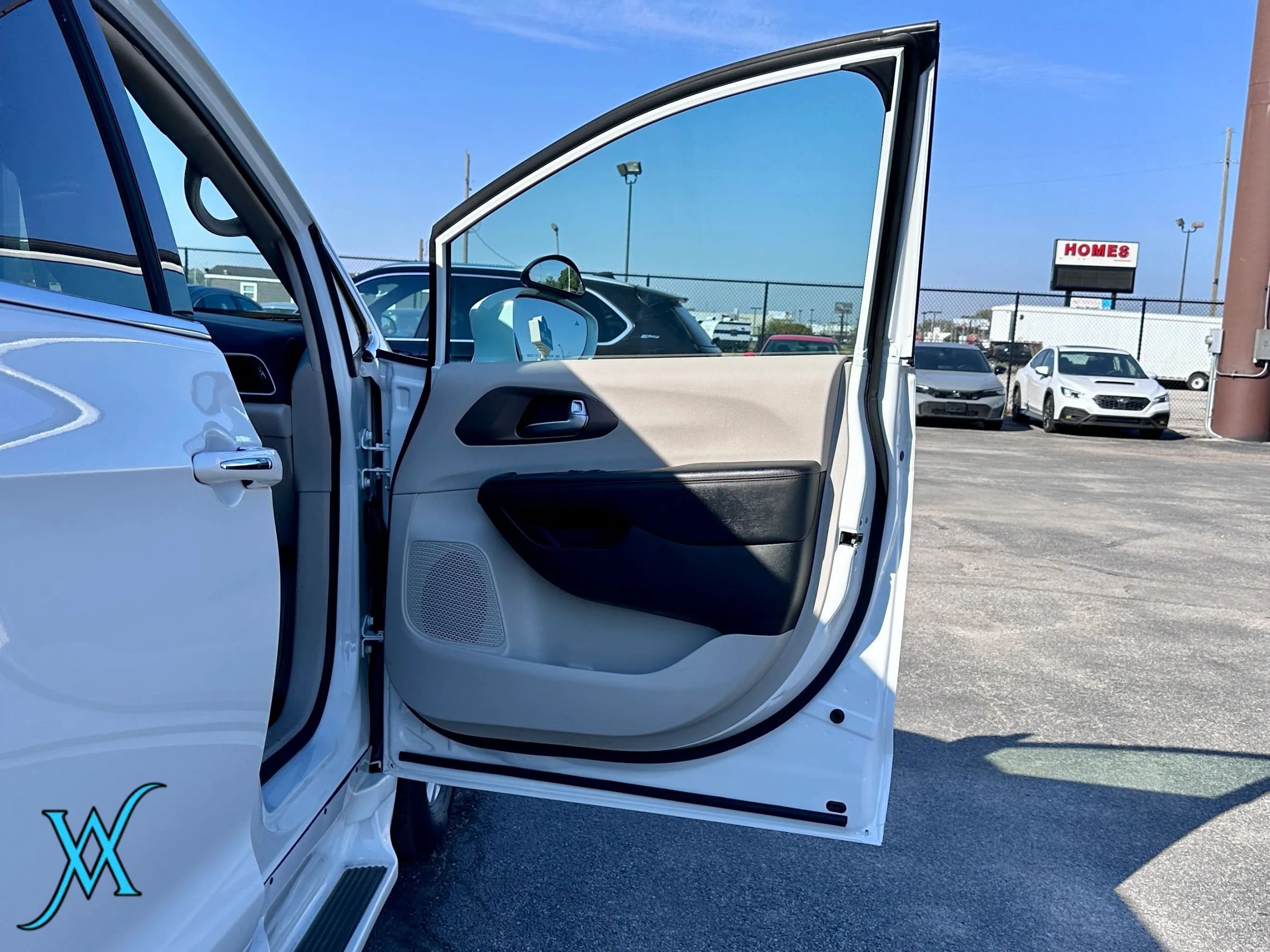 Used 2018 Chrysler Pacifica Touring Plus FWD image 17