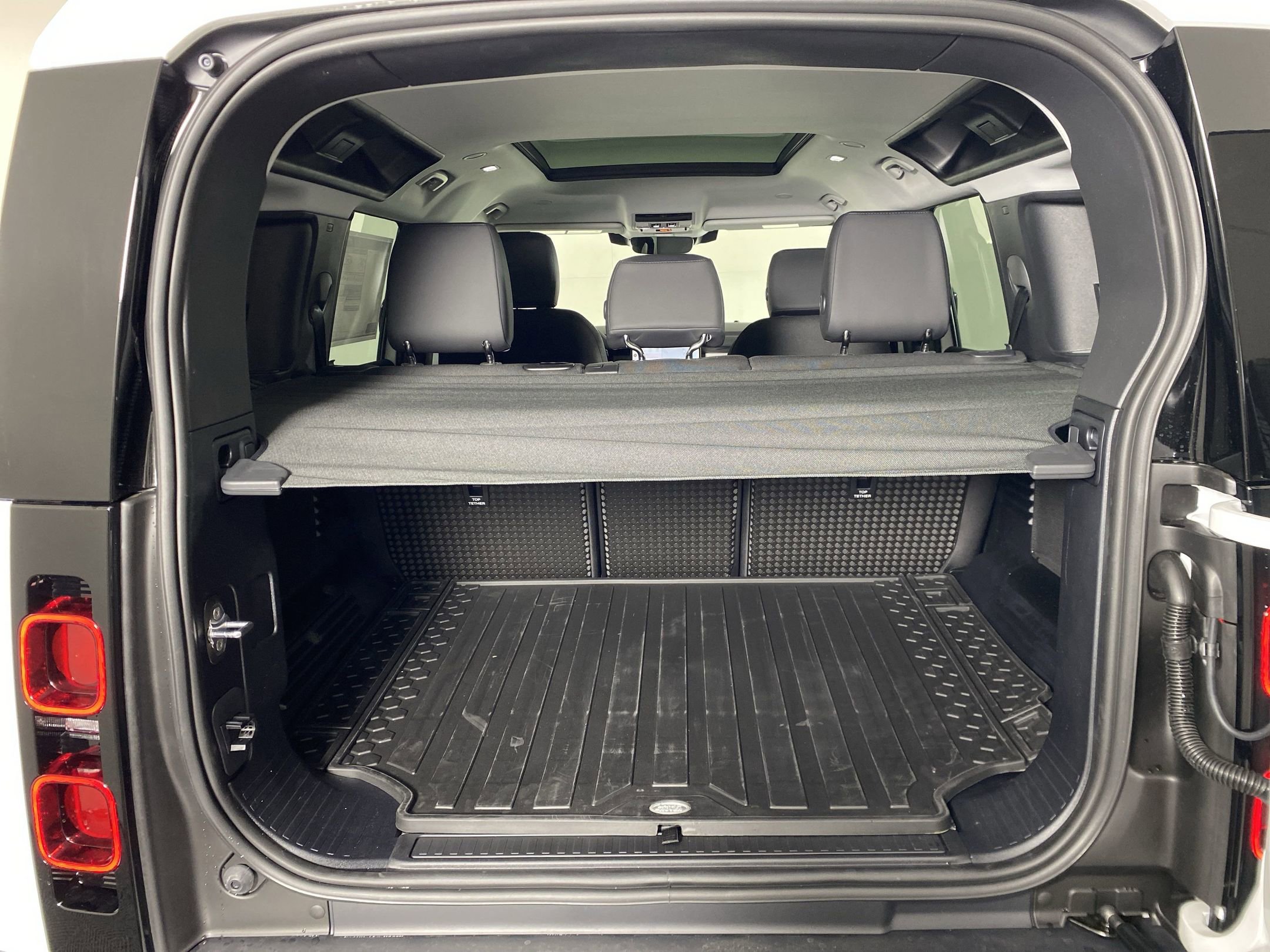 Used 2025 Land Rover Defender 110 S image 25