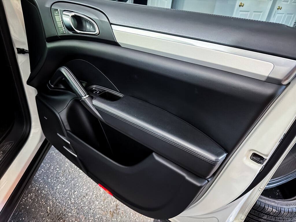 Used 2013 Porsche Cayenne Turbo w/ Premium Pkg Plus AWD/4WD image 27