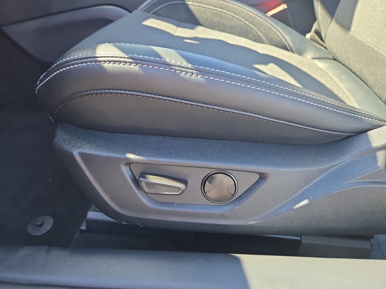 Used 2025 Ford Mustang Convertible RWD image 12