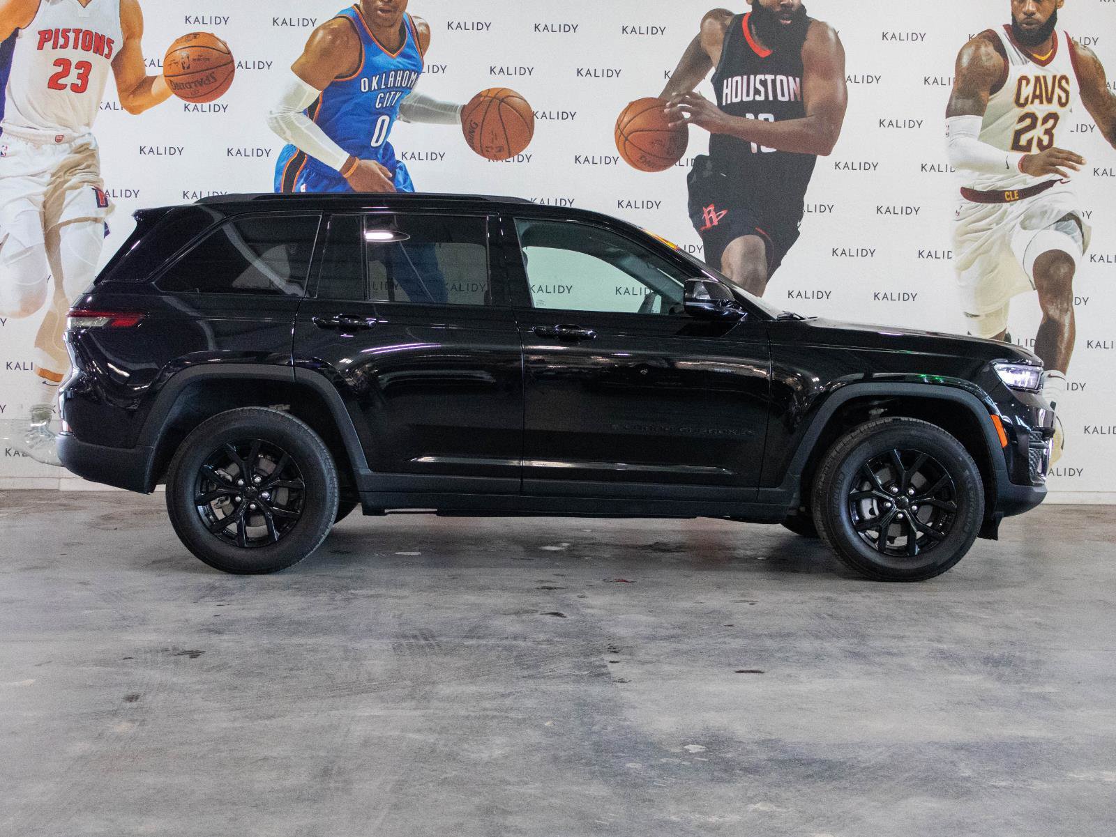 Used 2025 Jeep Grand Cherokee Altitude AWD/4WD image 17