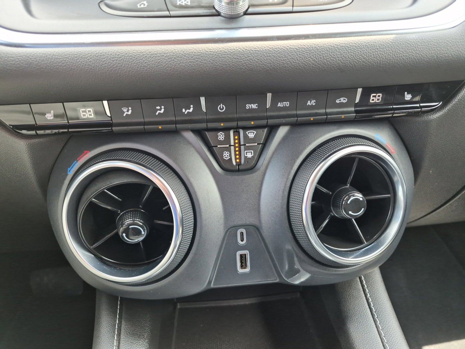 Used 2025 Chevrolet Blazer LT FWD image 18