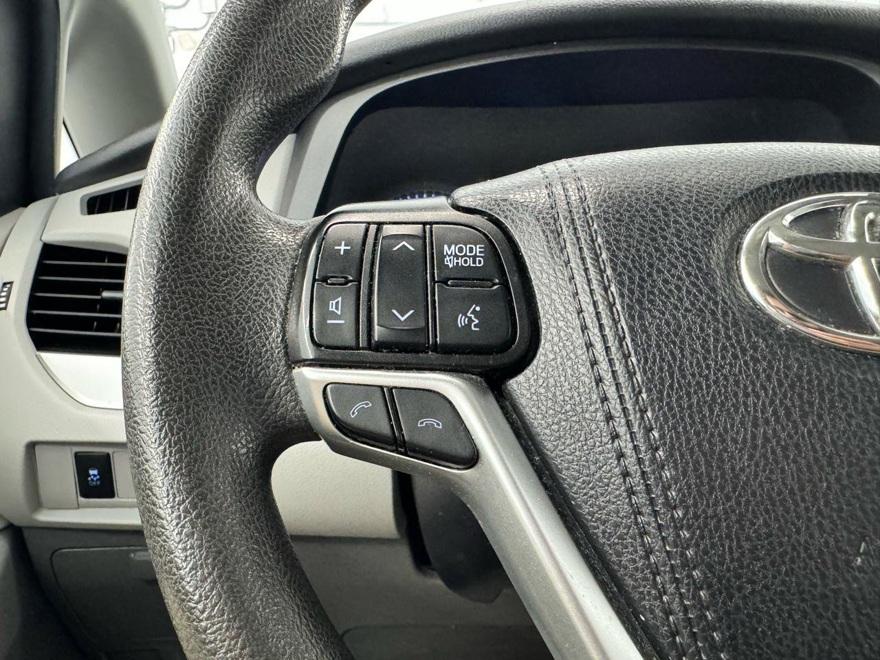 Used 2020 Toyota Sienna L FWD image 18