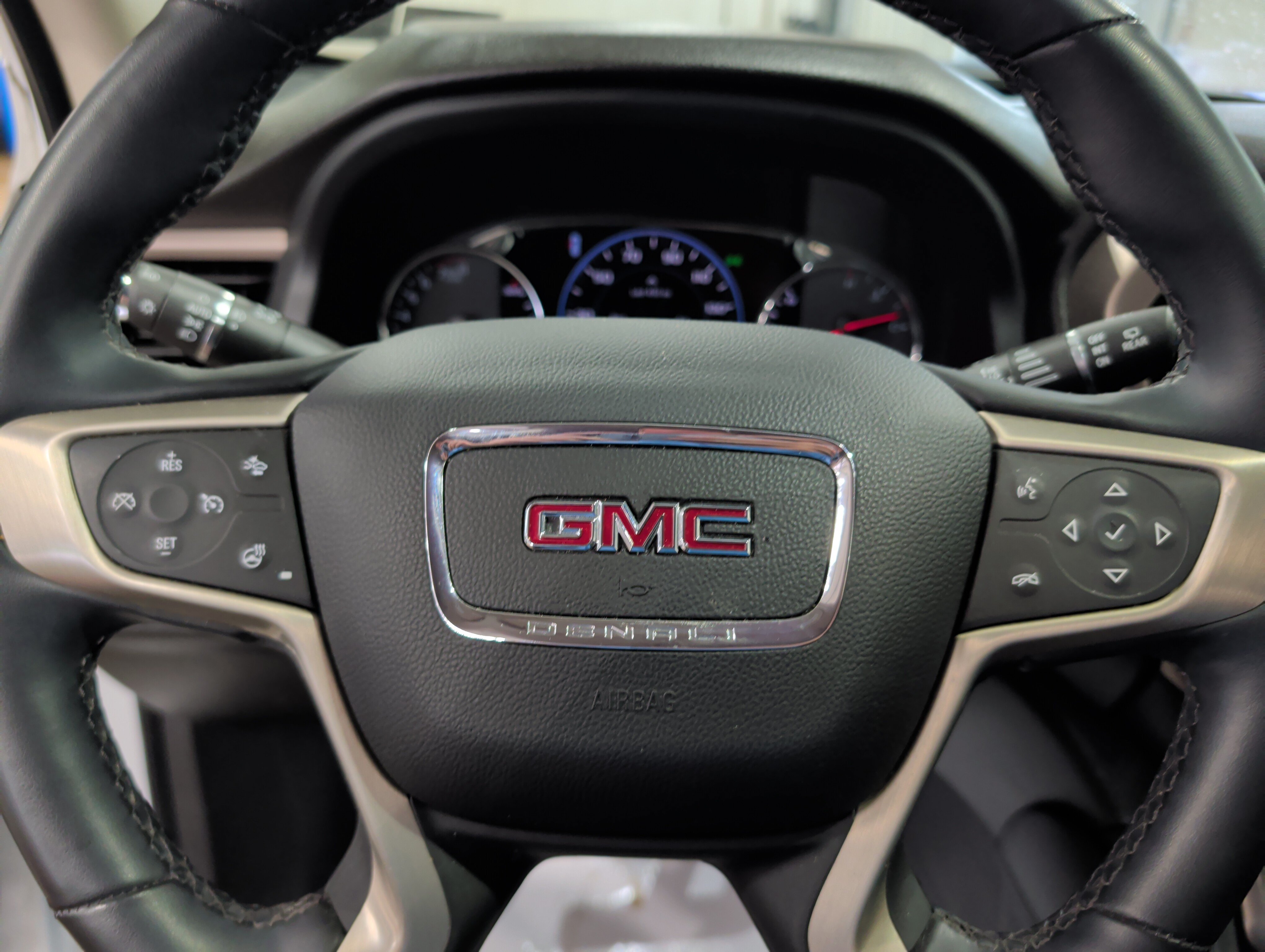 Used 2023 GMC Acadia Denali w/ Denali Ultimate Package AWD/4WD image 10