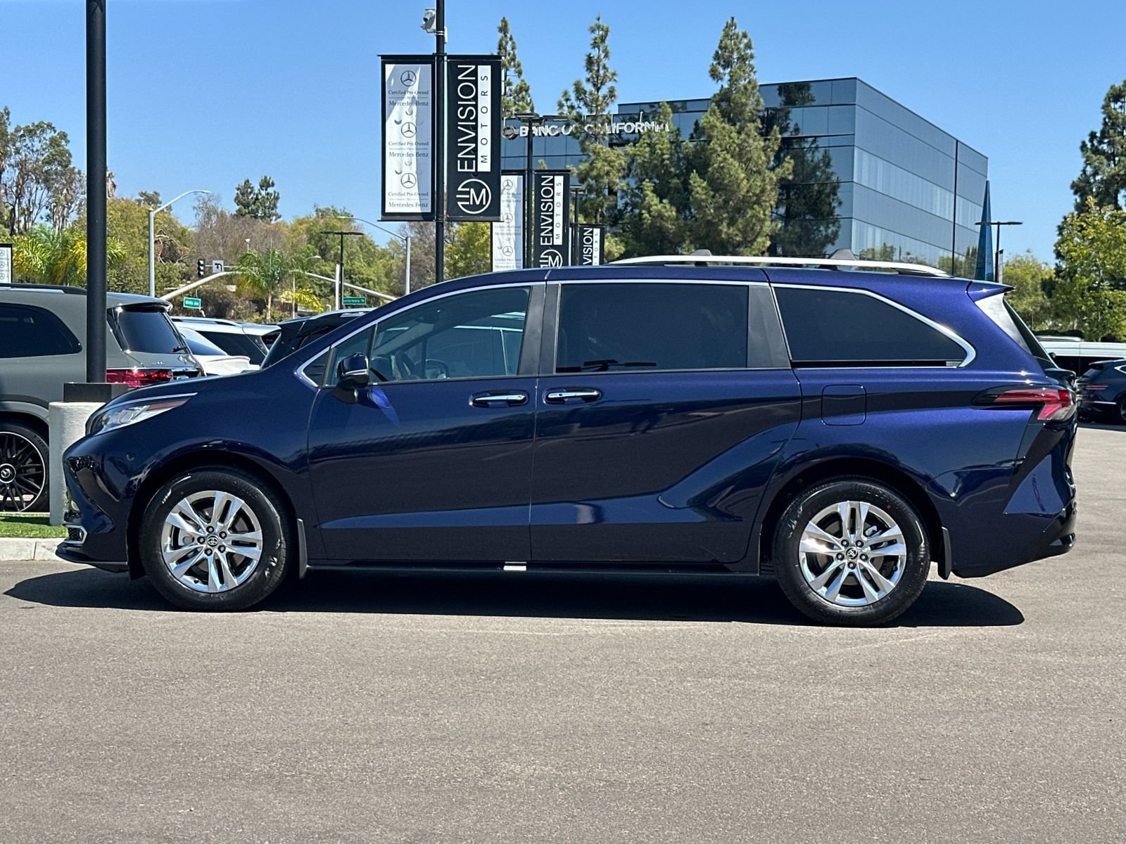 Used 2026 Toyota Sienna Limited FWD image 6